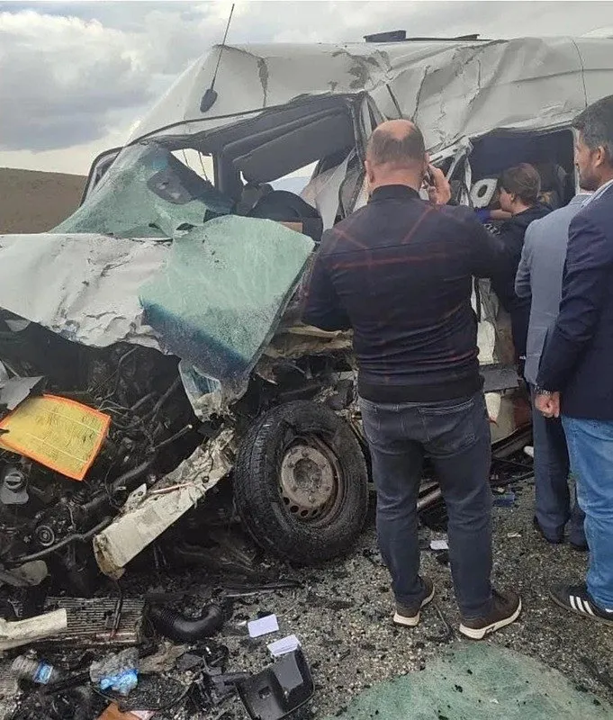 vanda-katliam-gibi-kaza-minibus-ile-kamyon-carpisti-olu-ve-yaralilar-var-1745332317702.jpeg (Foto: İHA)