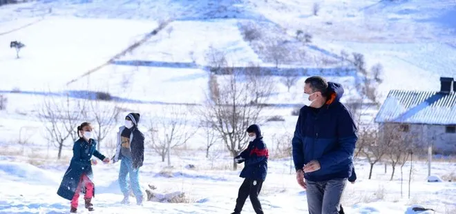 Milli Eğitim Bakanı Selçuk öğrencilerle kar topu oynadı