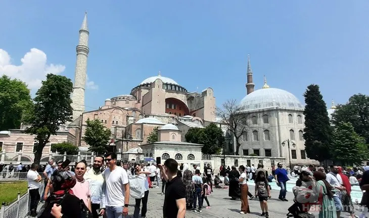Gençler İstanbul fethinin yıldönümü için hazırlanan sabah namazında programında Ayasofya Camii’nde buluştu