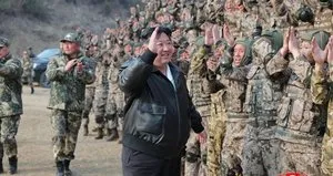 Kim, topçu birliklerinin tatbikatını denetledi
