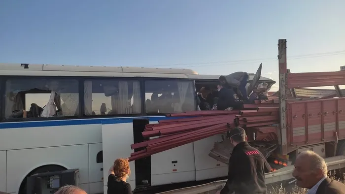 son-dakika-manisada-isci-servisi-tira-carpti-cok-sayida-yarali-var-1652288160003.jpg SON DAKİKA: Manisa'da işçi servisi TIR'a çarptı: Çok sayıda yaralı var - 1