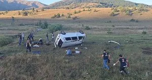 Erzincan’da kontrolden çıkan minibüs devrildi