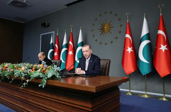 baskan-erdogandan-pakistan-basbakani-serif-ile-ortak-basin-toplantisinda-son-dakika-aciklamalari-1669395679848.jpg Pakistan Başbakanı Şahbaz Şerif'ten Türkiye mesajı: Bizler kardeşiz iki kalp birlikte atıyor... - 2