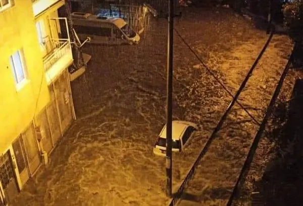 İzmirliler selde yaşam mücadelesi verdi! İşte sosyal medyayı sallayan o anlar - 2
