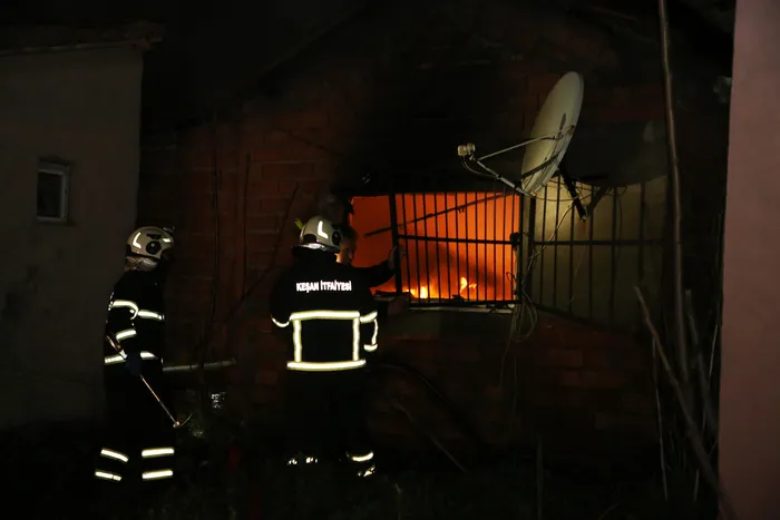 1710883836184.jpg Edirne’de tek katlı ev alev alev yandı! Ev sahibi uzun süre gözyaşı döktü - 2
