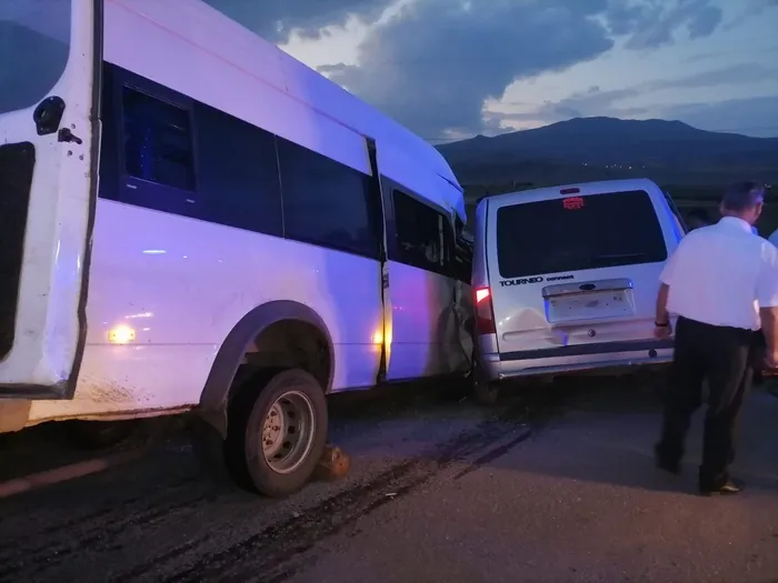 bitliste-minibus-ile-hafif-ticari-arac-carpisti-6-yarali-1721508058496.jpg Bitlis'te minibüs ile hafif ticari araç çarpıştı: 6 yaralı - 2