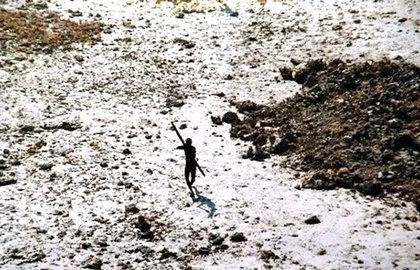 Yaklaşanı öldürdüler! İnsan etiyle besleniyorlar | Havada gördükleri her şeye mızrak atıyorlar