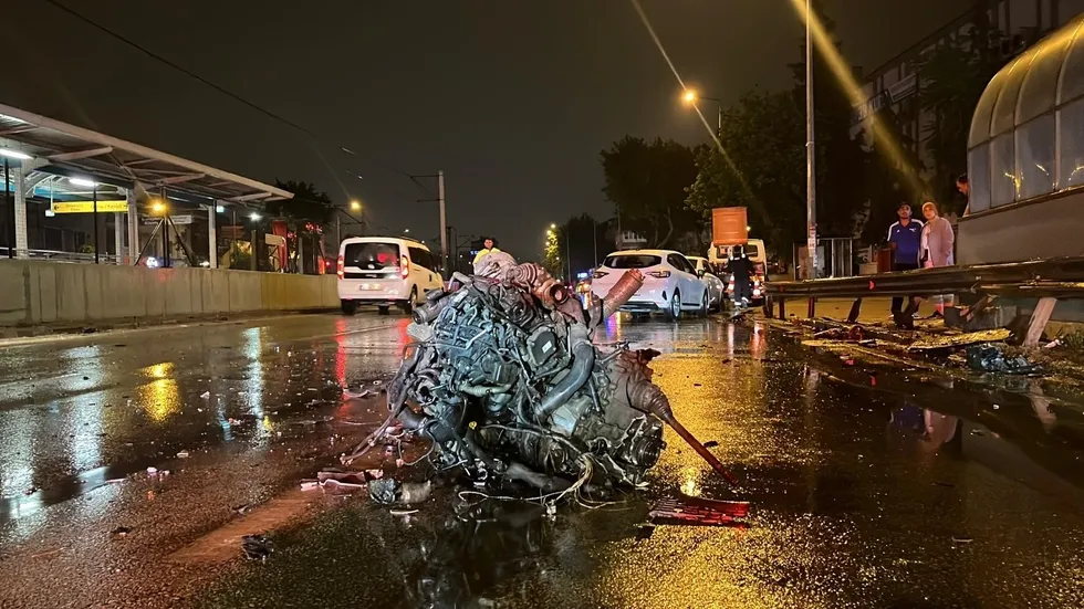 Bursa’da bariyerlere çarpan otomobilin motoru koptu - 1
