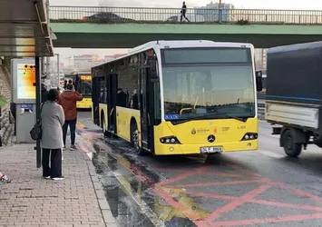 İETT aracında korkutan yangın! İtfaiye ekipleri müdahale etti