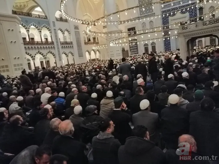 Büyük Çamlıca Camii'nde tarihi kalabalık!