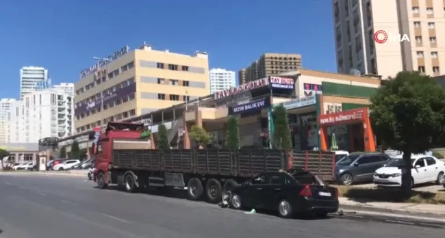 İstanbul’da otomobil TIR’ın altına girdi! Mucize kurtuluş - 3