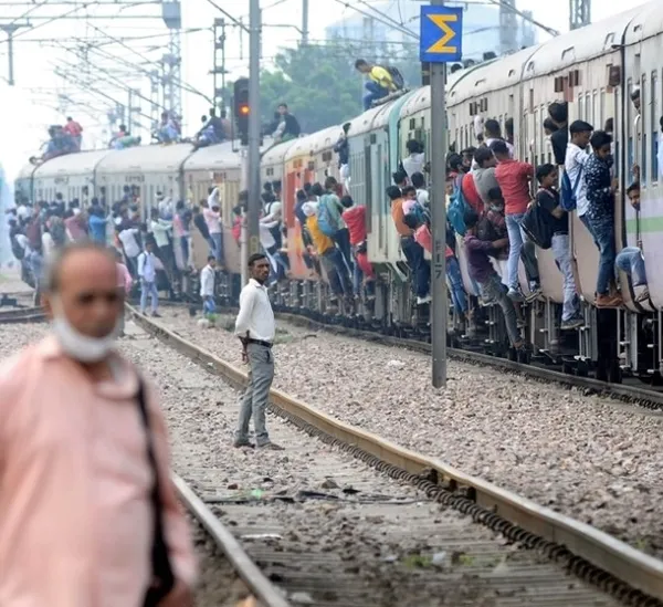 Hindistan’da dolandırıcılığın böylesi pes dedirtti! İşe alınacakları vaadiyle kandırılan 28 kişi 1 ay boyunca tren saydı