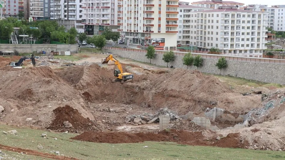 HDP’li vekillerin toplu mezar dedikleri yerde hurda çıkarma işi çıktı!