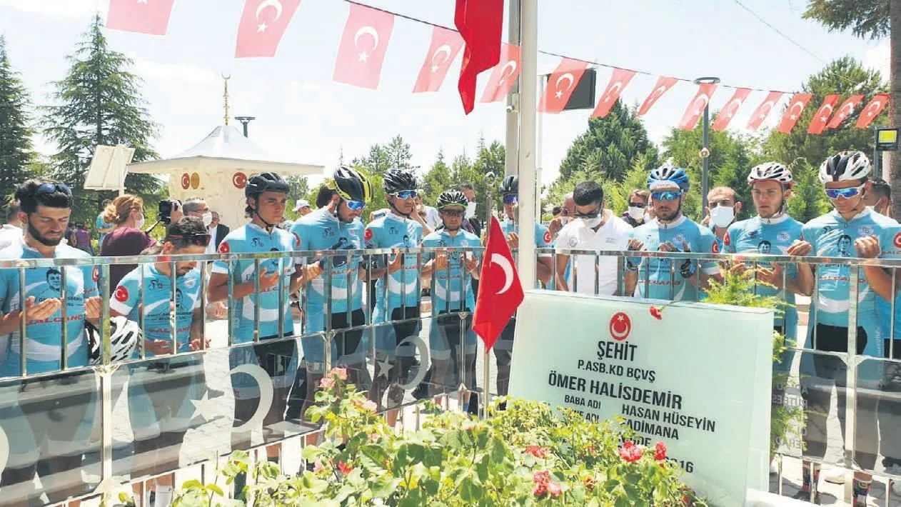 Kahraman şehit Ömer Halisdemir’in kabri ziyaretçi akınına uğradı!