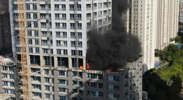 1697808665539.jpg İstanbul'da korkutan yangın: 45 katlı rezidans alevlere teslim - 3