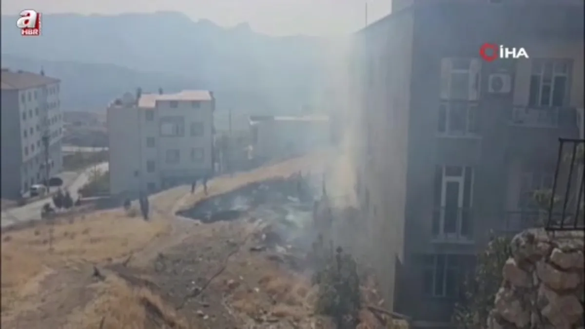 Boş arazide odun ve lastikler yandı