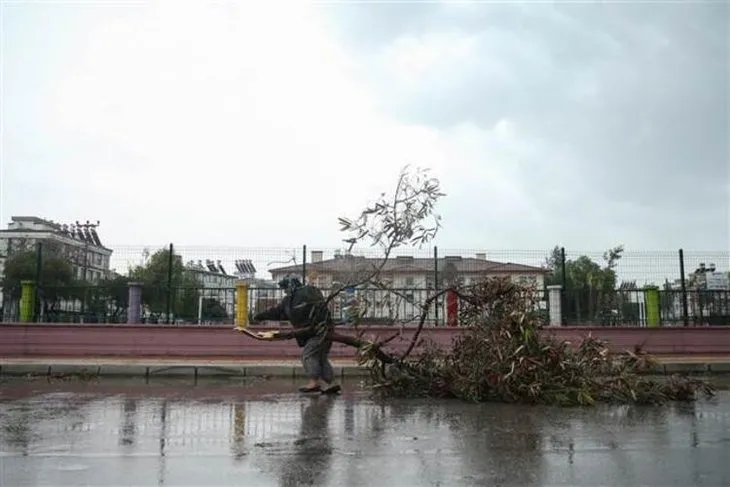 Antalya'yı fırtına yıktı geçti! Uçaklar inemedi, ağaçlar devrildi, araçlar mahsur kaldı