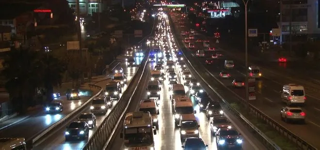 İstanbul’da yeni hafta trafikle başladı! Vatandaş yolda kaldı