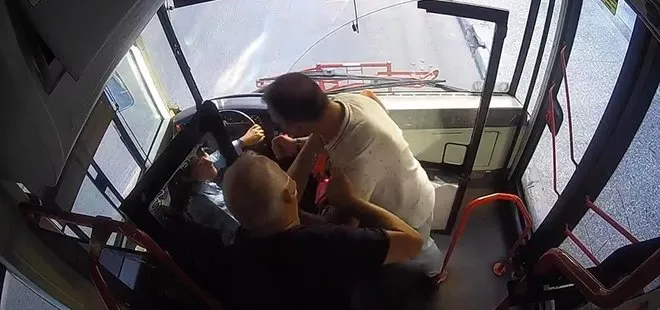 İzmir’de dehşete düşüren görüntüler! Kadın şoföre saldırı anı kamerada