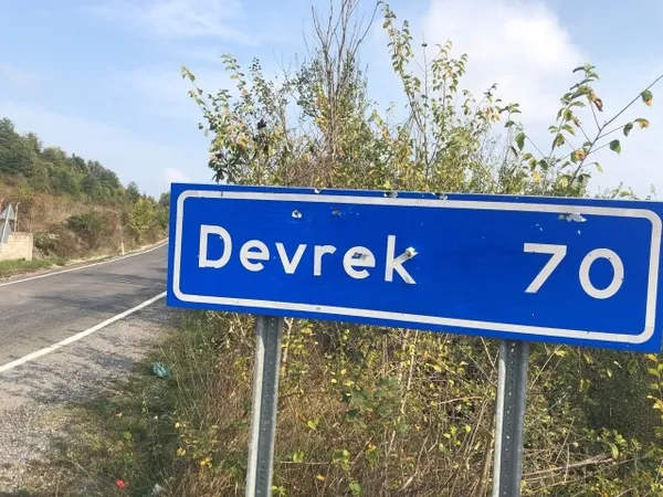 Magandaların yeni hedefi trafik levhası oldu! Caddeyi atış poligonuna çevirdiler - 1