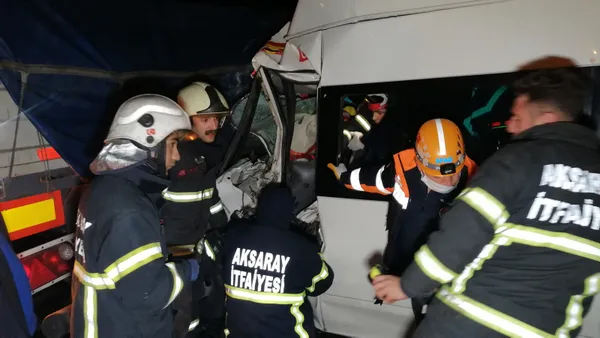1632454318402.jpg Tarım işçilerini taşıyan minibüs TIR'a çarptı - 1