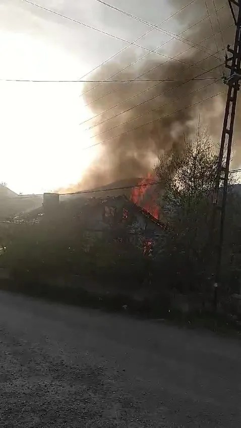 alevlere-teslim-olan-mustakil-ev-tamamen-yandi-1713292835160.jpg