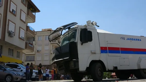 Antalya’da görevli TOMA’lar çiçekler ve alkışlarla uğurlandı