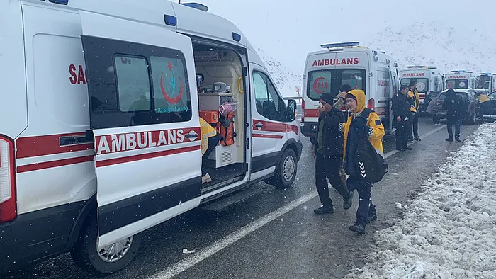 Erzincan'da yolcu otobüsü şarampole devrildi - 1