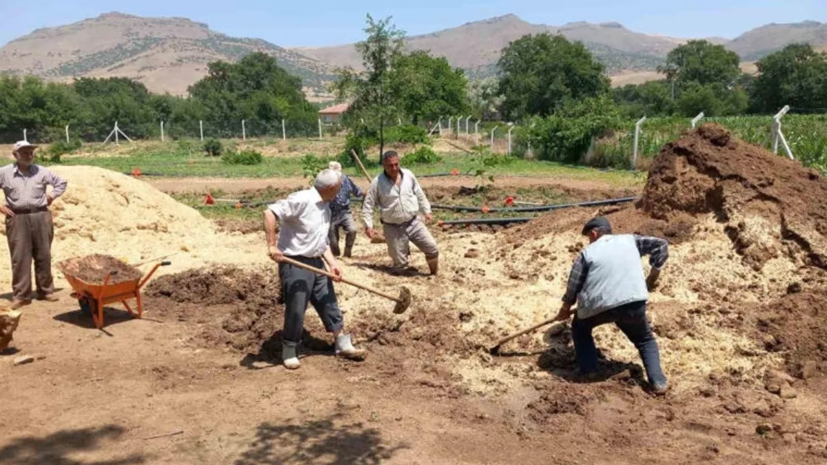 Halil dede 80 yaşında kerpiç döküyor