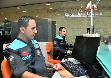 Pasaport polislerine turkuaz yelek
