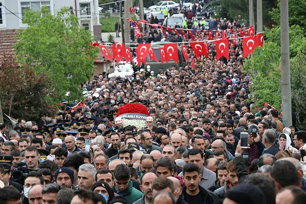 baskan-recep-tayyip-erdogandan-sehit-talha-bahadirin-babasina-taziye-telefonu-1651939883988.jpg Başkan Recep Tayyip Erdoğan'dan şehit Talha Bahadır'ın babasına taziye telefonu - 3