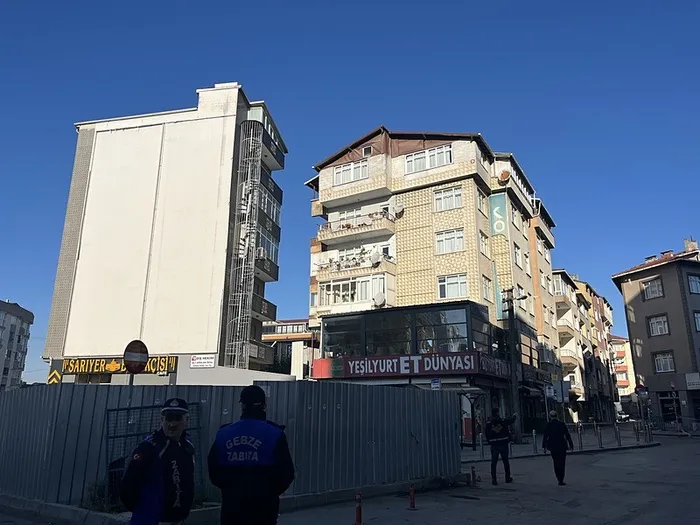 gebzede-coken-apartmanin-yakinindaki-binada-catirdama-sesleri-27-is-yeri-ve-72-bagimsiz-daire-bosaltildi-1761982995317.jpeg
