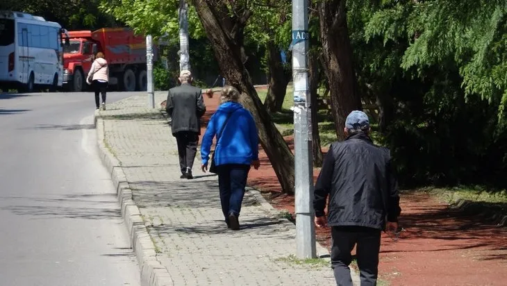 65 yaş üstü vatandaşlar 50 gün sonra sokakta! İşte o görüntüler