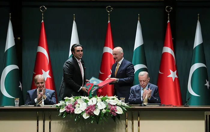 son-dakika-baskan-erdogan-ile-pakistan-basbakani-seriften-flas-aciklamalar-7-anlasma-imzalandi-1654103051166.jpg SON DAKİKA: Başkan Erdoğan ile Pakistan Başbakanı Şerif’ten flaş açıklamalar! 7 anlaşma imzalandı - 3