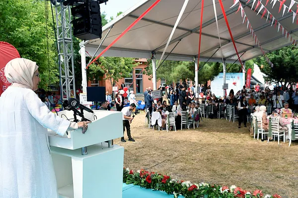 Emine Erdoğan koruyucu ailelerle bir araya geldi: Her imkan sağlanmakta - 3
