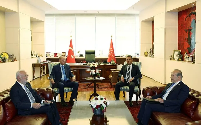 18-yil-sonra-bir-ilk-baskan-erdogandan-chpye-iade-i-ziyaret-forslu-bayrak-detayi-1718112849280.jpeg 18 yıl sonra bir ilk: Başkan Erdoğan'dan CHP'ye iade-i ziyaret! 'Özel' görüşme 1 saat 30 dakika sürdü - 5