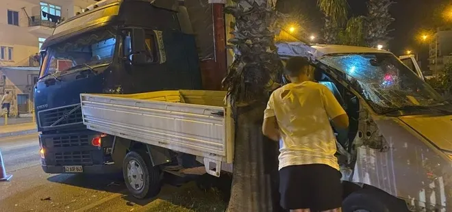 Antalya'da kamyonet ve TIR çarpıştı: Sürücü hastaneye kaldırıldı