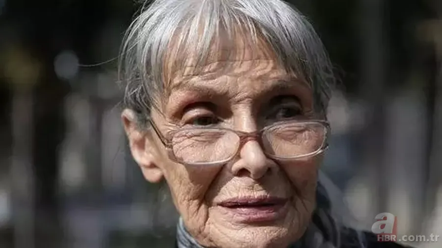 93 yıllık ömrüne tam 4 evlilik sığdırdı! Türk Sineması'nın 'Mahmut Hoca'sıydı! Münir Özkul'un kimsenin bilmediği oğlu... 7