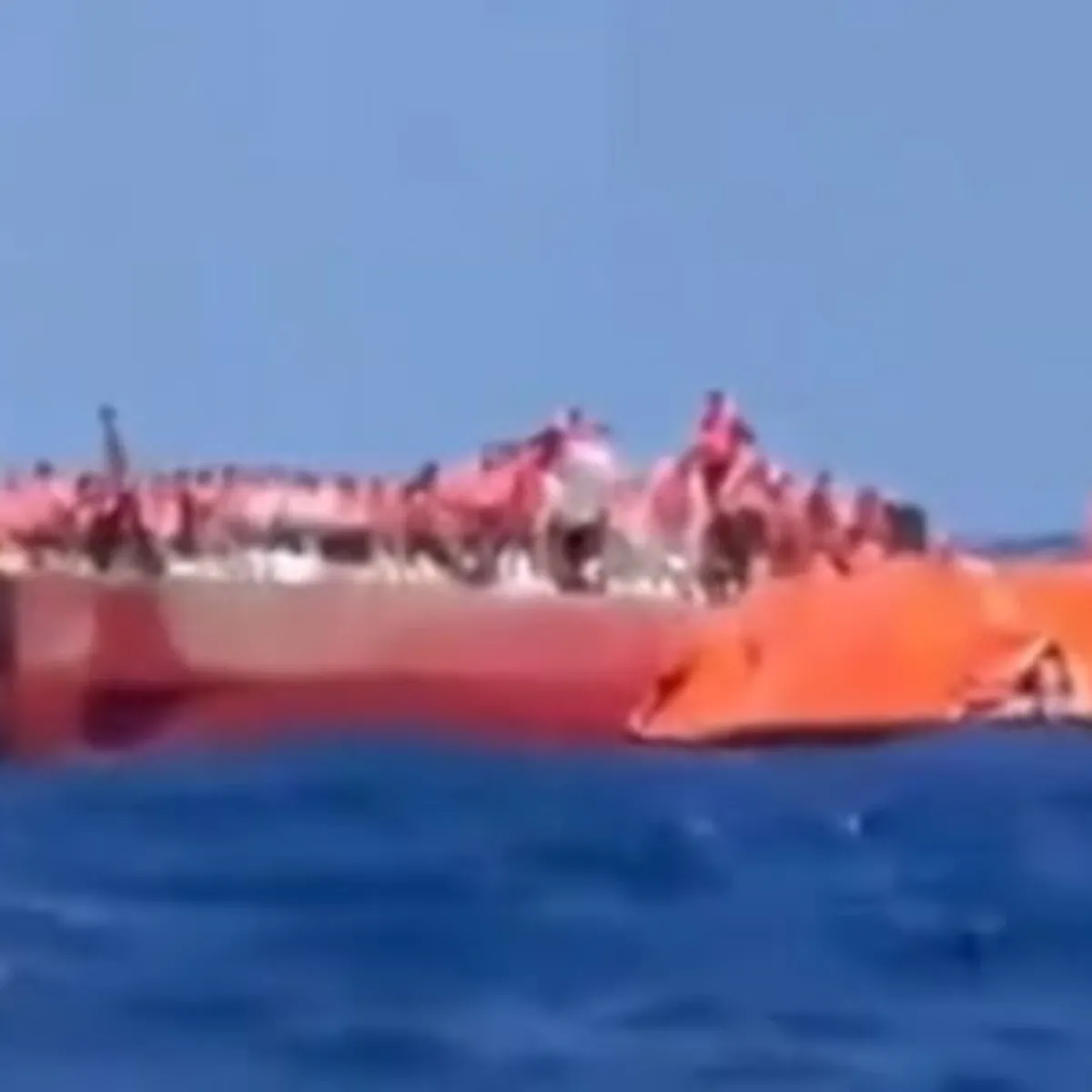 Girne açıklarında katamaran tipi yolcu gemisi alabora oldu; geniş çaplı kurtarma sürüyor
