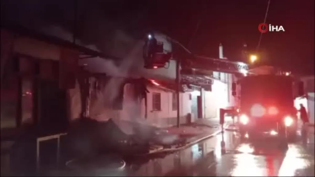 Balıkesir'in Altıeylül ilçesinde 3 bina küle döndü