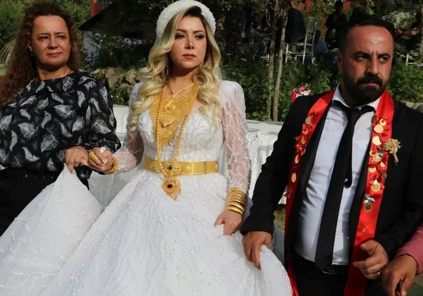 kiloyla-altin-taktilar-dugunde-geline-ve-damada-takilan-takilar-dudak-ucuklatti-1653310276343.jpg Kiloyla altın taktılar! Hakkari'de düğünde geline ve damada takılan takılar dudak uçuklattı - 1