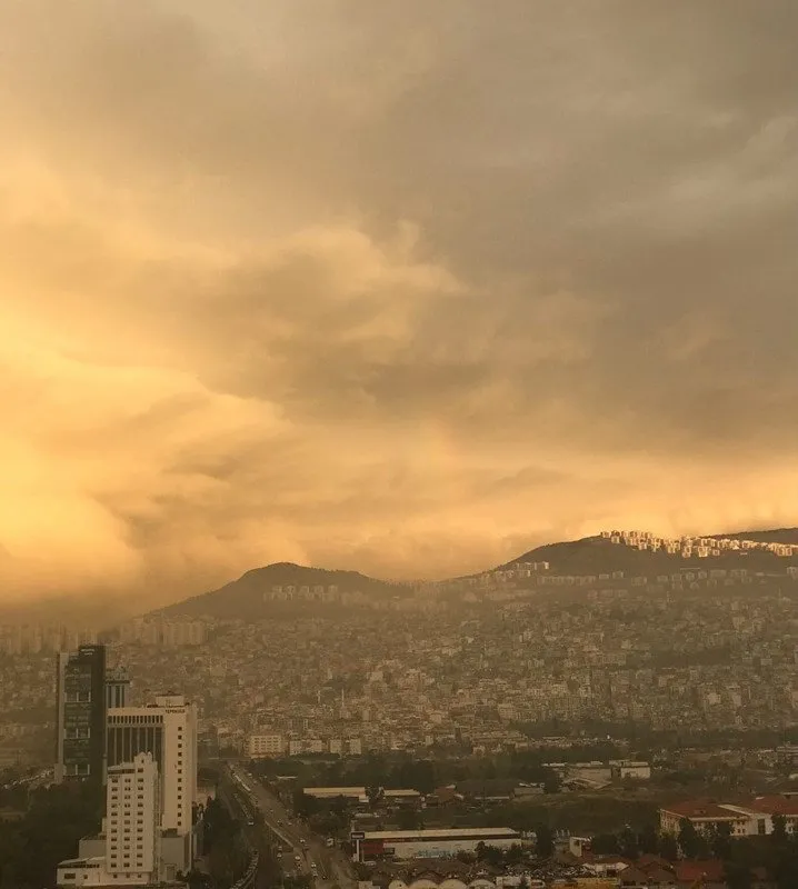 İzmir’i bulut tabakası kapladı! Vatandaşlar hemen telefonuna sarıldı