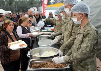 Adıyaman’da Mehmetçik ile depremzedeler sahur ve iftar sofrasını paylaştı