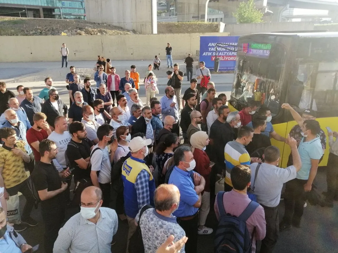 İstanbul Kadıköy'de vatandaşlar isyan etti! Geç gelen İETT aracının önünü kesti