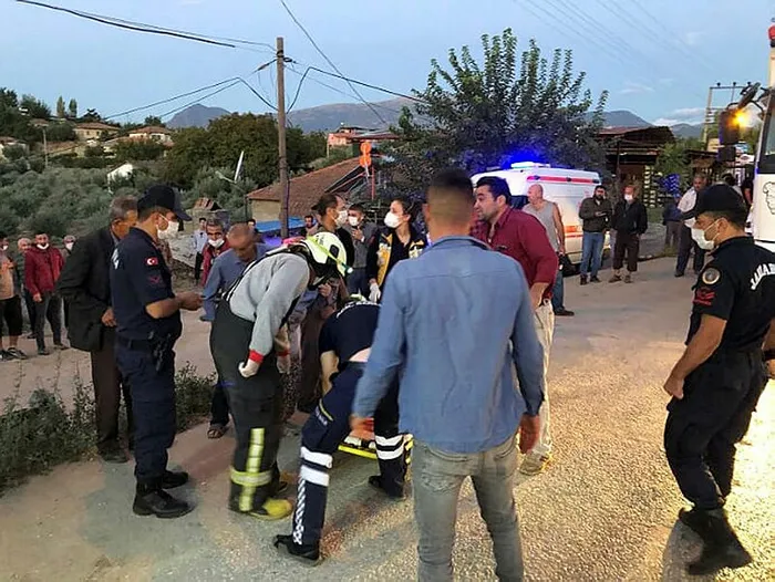 Son dakika: Manisa'da tarım işçilerini taşıyan minibüsle kamyon çarpıştı: 26 yaralı - 1