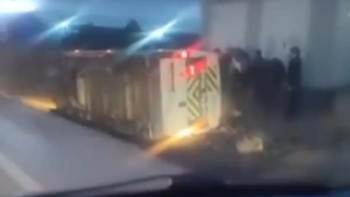 Başkentte feci kaza! Servis aracı yan yattı: Yaralılar var