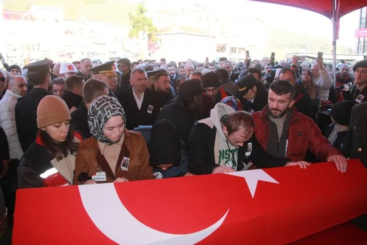 Türkiye şehitlerini uğurluyor! Tabutunun başında gözyaşları sel oldu | Bu acıya yürek dayanmaz