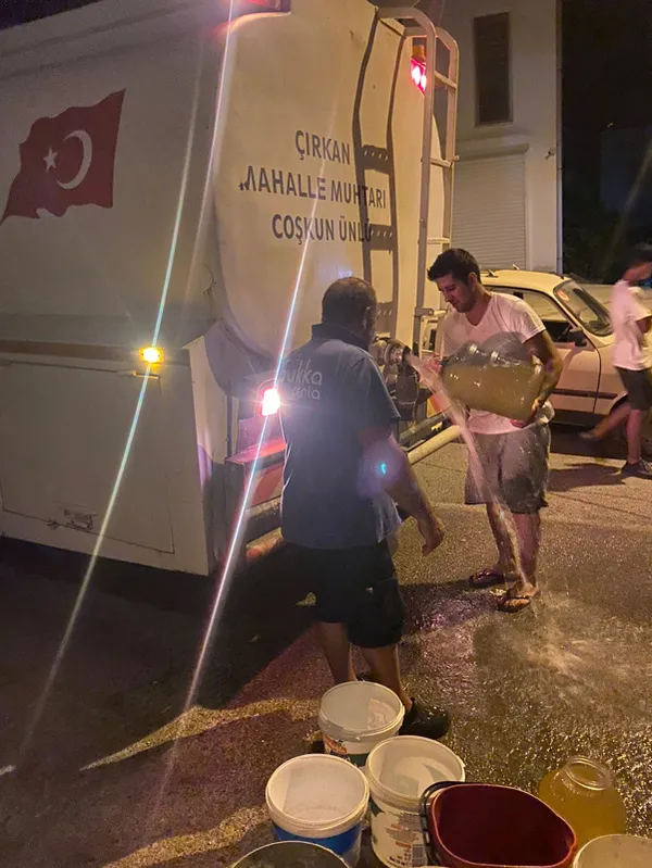 Turizm beldesi Bodrum'da su çilesi! CHP'li belediyenin yapamadığını mahalle muhtarı yaptı: Tankerle su dağıttı - 2