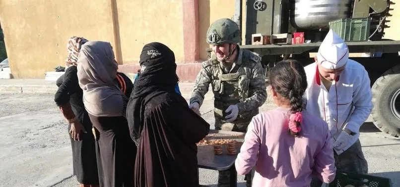 Mehmetçik, Tel Abyad ve Rasulayn'da kandil simidi dağıttı