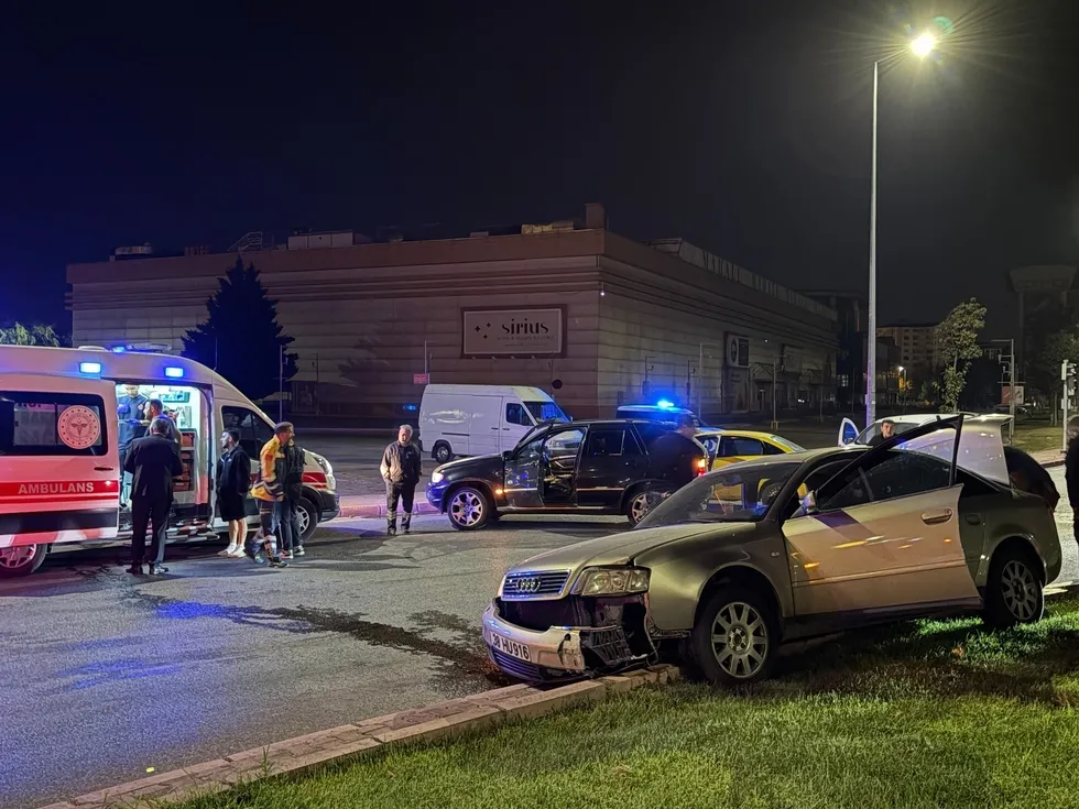 Melikgazi’de ticari taksiyle otomobil çarpıştı! Refüje savrulan aracın sürücüsü hastaneye kaldırıldı - 2